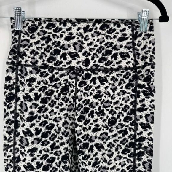 Zyia Snow Leopard 7/8 Compression Pants White Black Pockets Medium - Picture 8 of 14